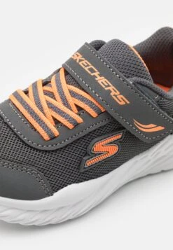 Skechers Gore Strap Molded Logo - Sneakers Laag - Charcoal/Orange 11 Skechers Gore Strap Molded Logo - Sneakers Laag - Charcoal/Orange -Aanbiedingen Skechers Winkel 52e86c601b904b39bf420c7479ab53c6