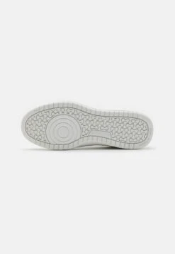 Koopa - Sneakers Laag - White 10 Koopa - Sneakers Laag - White -Aanbiedingen Skechers Winkel 5a350732142e4dfeacb69648b9350458