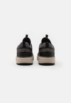 Skechers Crowder Colton - Sneakers Laag - Black/Grey -Aanbiedingen Skechers Winkel a0f62835d0ee4a67a4cd75f3dee4b646