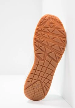 Uno - Sneakers Laag - White -Aanbiedingen Skechers Winkel d3b32f7ffdec4f6aa2abe7f1bd471ed3